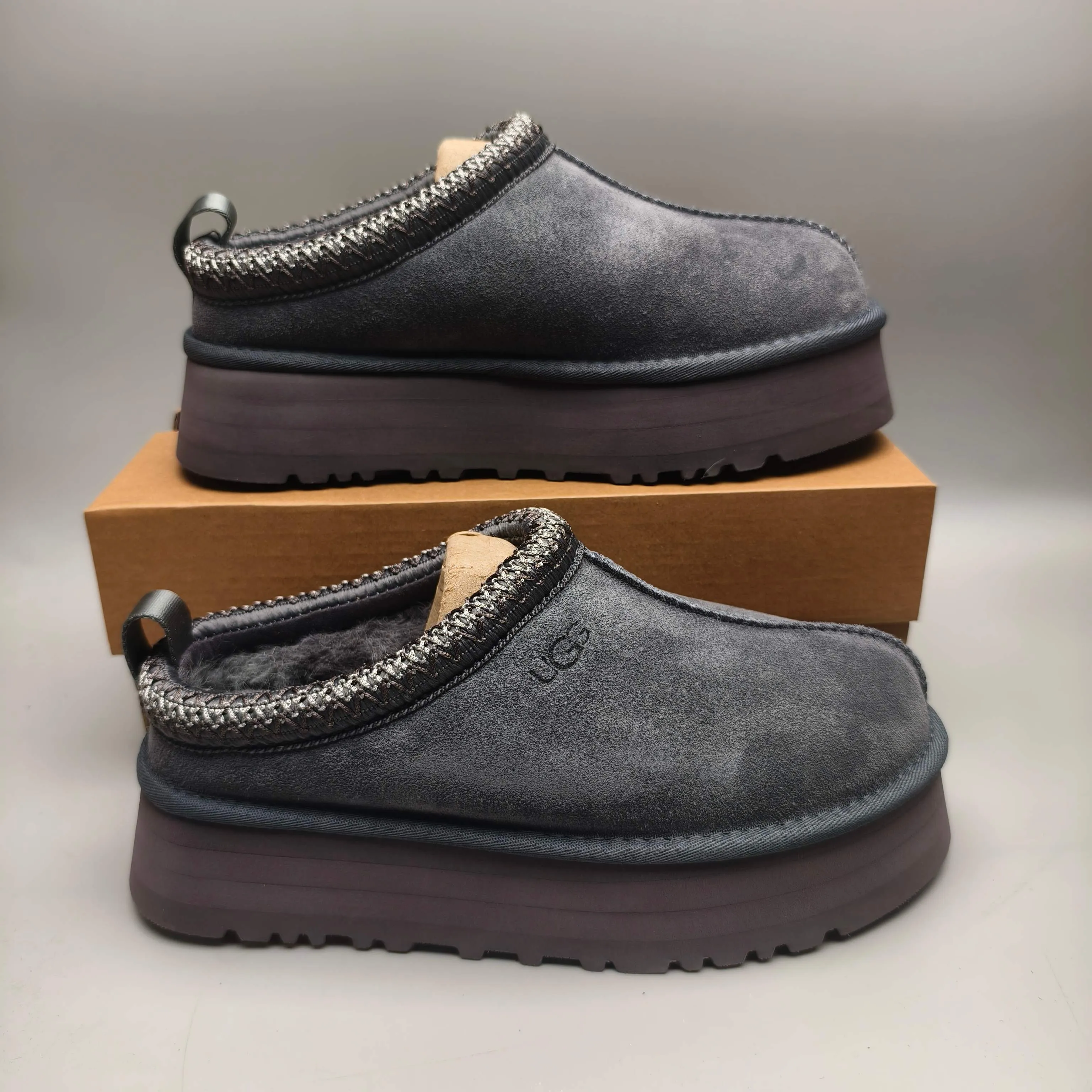 💰440 UGG sheepskin all-in-one snow boots 2553 co-branded national trend style thick-soled one-leg women’s snow boots🐾~ 🍭 A co-branded trendy item launched with well-known designer brands Feng Chen Wang and TELFAR. Zhou Dongyu & Wang Jiaer’s same style Fang Kete boots. The slip-on design makes it easy to put on and take off, and can be used indoors or outdoors. The exotic edging design is eye-catching, and it is definitely worth buying~ 🍭Material: cowhide➕sheep fur Outsole: rubber (light wing technology) 🍭Color: black, maroon, sand, dark green, light gray, chocolate, beige, walnut, brown, dark gray, red 🍭Number of codes: 35-42